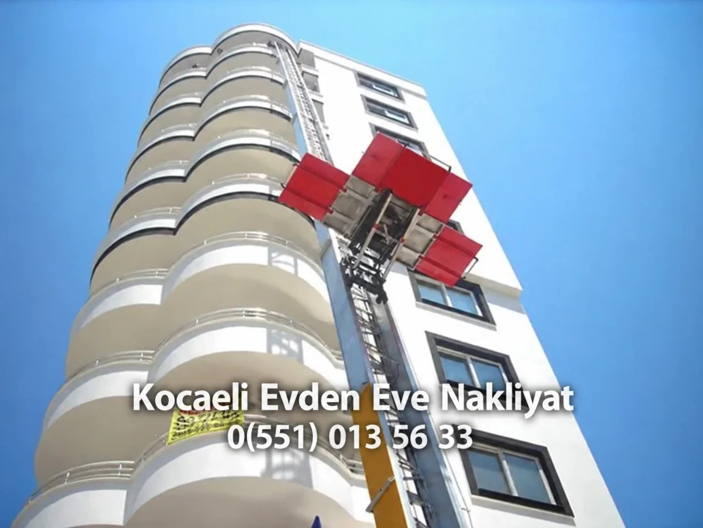 Mobil eşya asansörünün bina cephesindeki görünümü