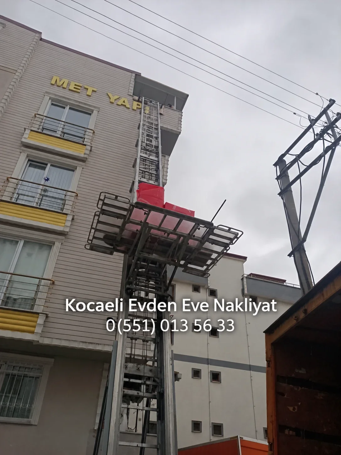 Bina cephesinde kullanılan mobil eşya asansörü
