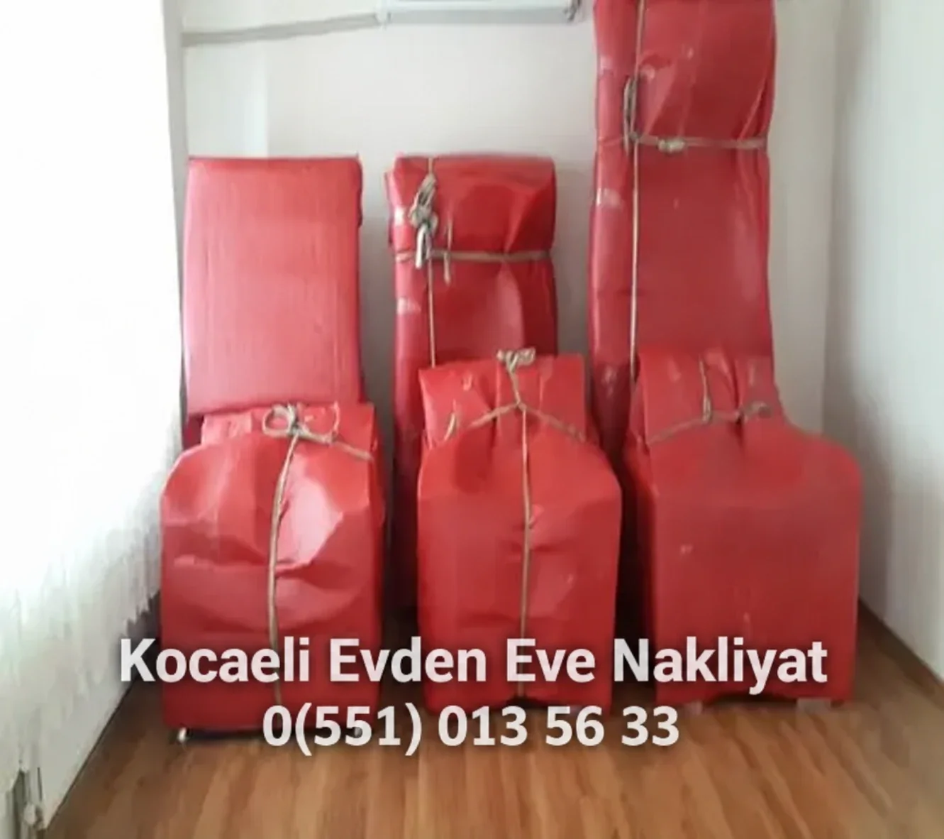 Kırmızı koruyucu ambalajla hazırlanan mobilyalar