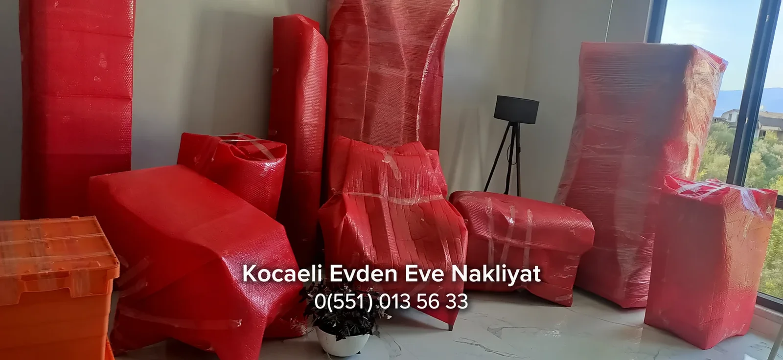 Kırmızı koruyucu ambalajla sarılmış mobilyalar