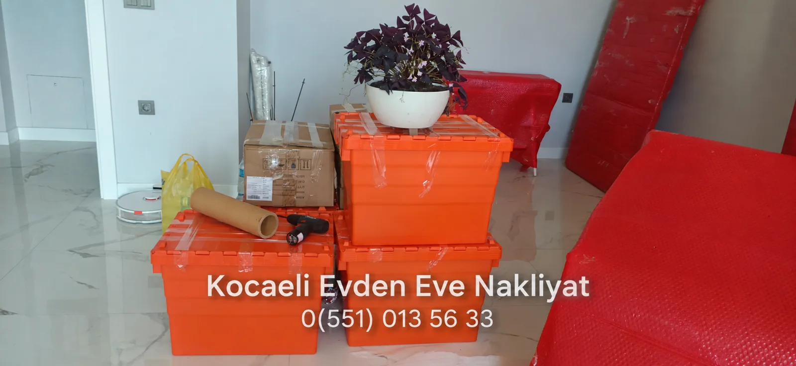 Taşınmaya hazırlanan kapaklı taşıma kutuları
