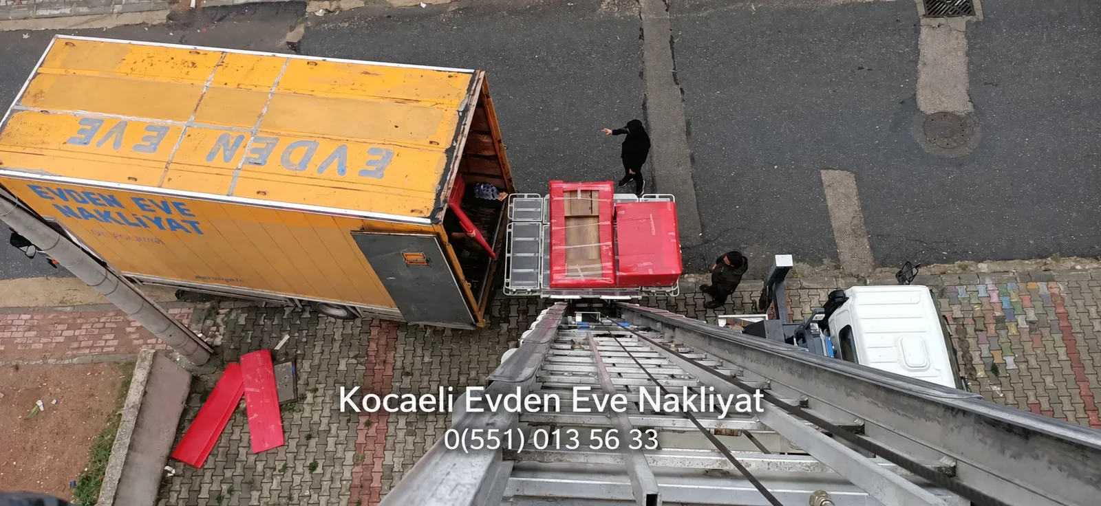 Asansör platformu ile araca eşya yükleme hazırlığı